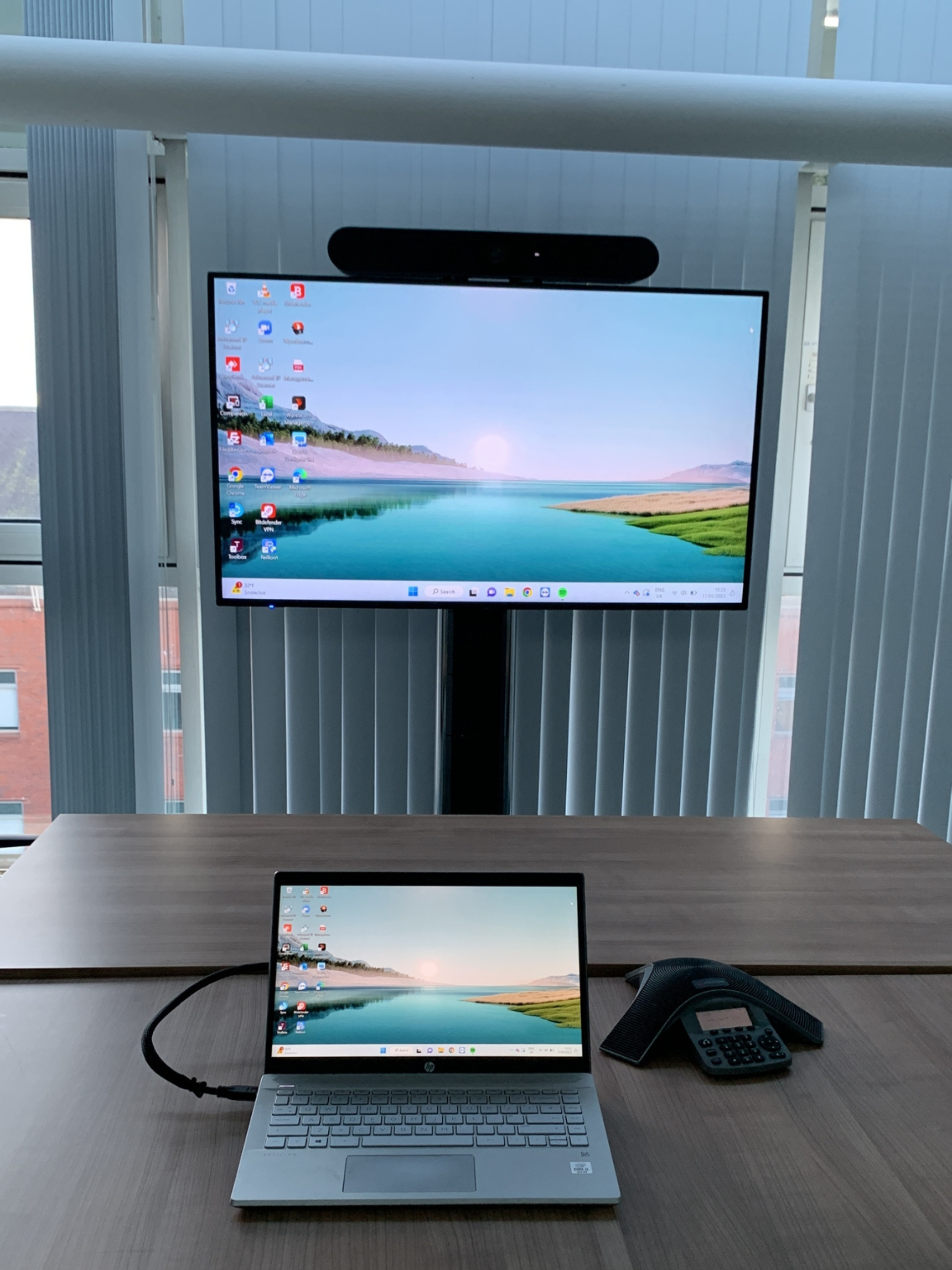 Mobile conferencing solution for office space with glass window